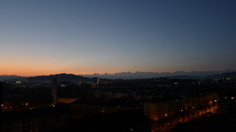 Blick von Bern in Richtung wolkenlos Alpen.