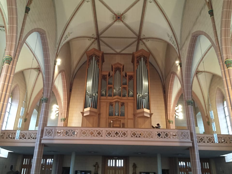 Kirche von innen, Blick auf Orgel.