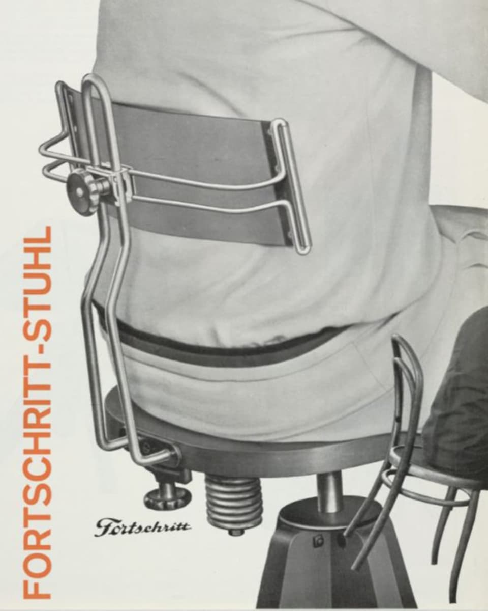 Plakatmotiv: Ein Mann sitzt auf einem modernen Stuhl, ein ältere Stuhl kippt seitlich aus dem Bild.