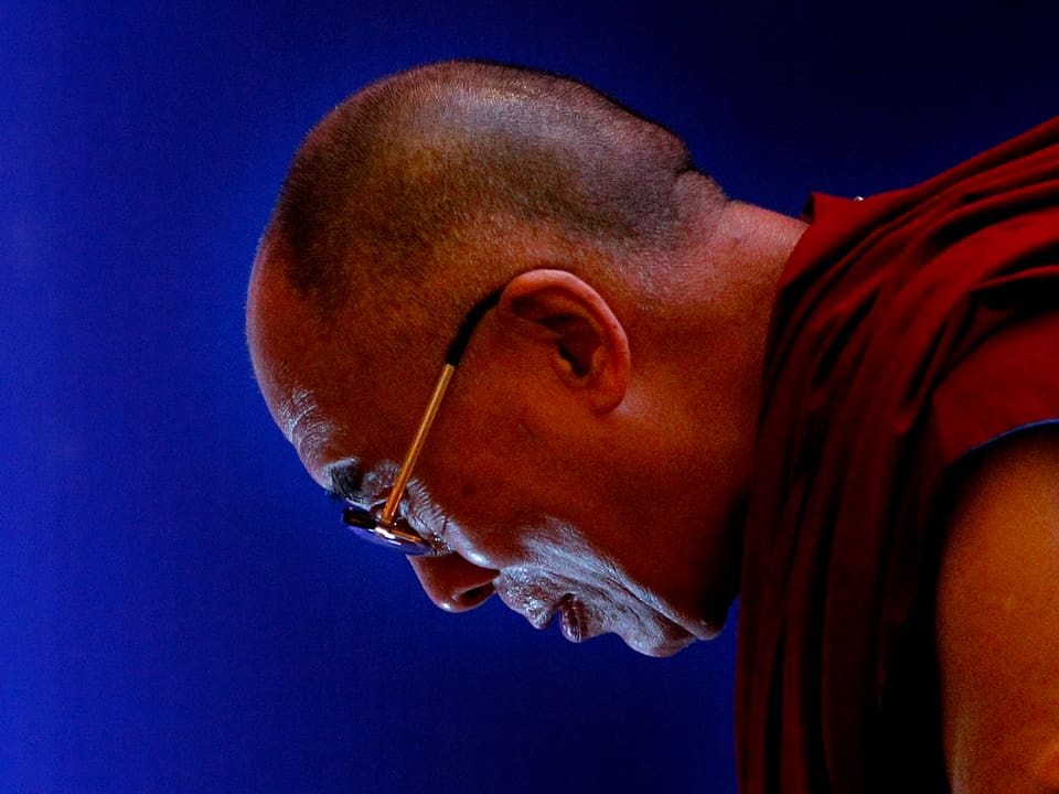 Der Dalai Lama verneigt sich