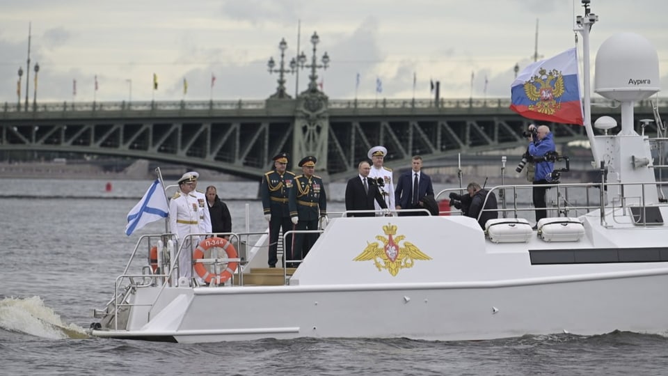 Wladimir Putin an der Marine-Parade in Sankt Petersburg