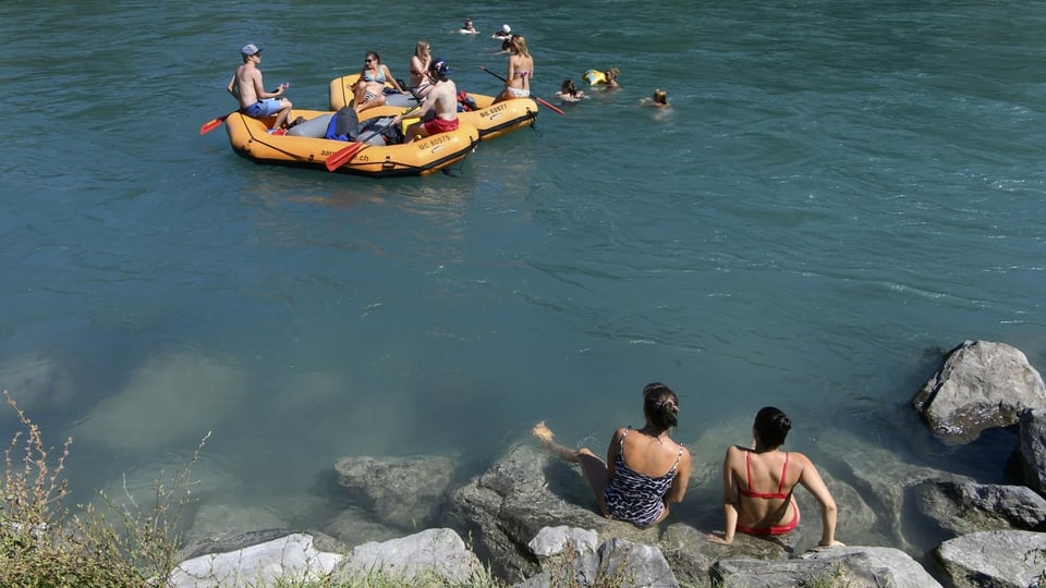 Boot und Schwimmer in Aare