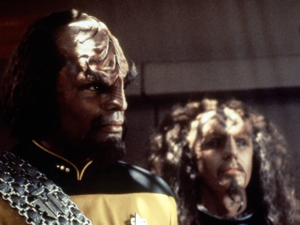 Man sieht zwei Klingonen aus dem Star Trek Film. Diese haben eine entstellte Stirn und sehen böse aus.