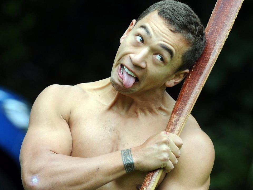 Ein Maori-Krieger zieht eine Grimasse.