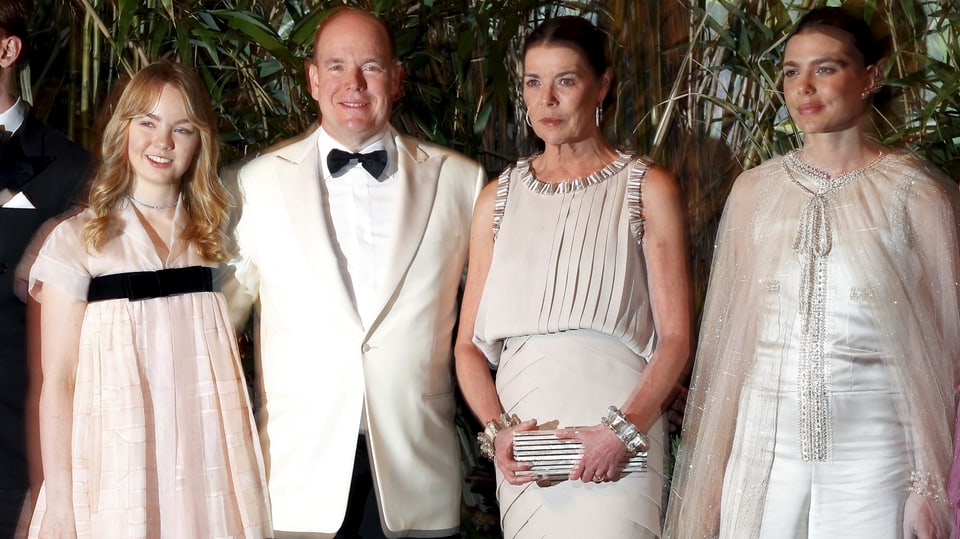 Prinzessin Alexandra von Hannover Fürst Albert Prinzessin Caroline und Charlotte Casiraghi posieren für Fotografen