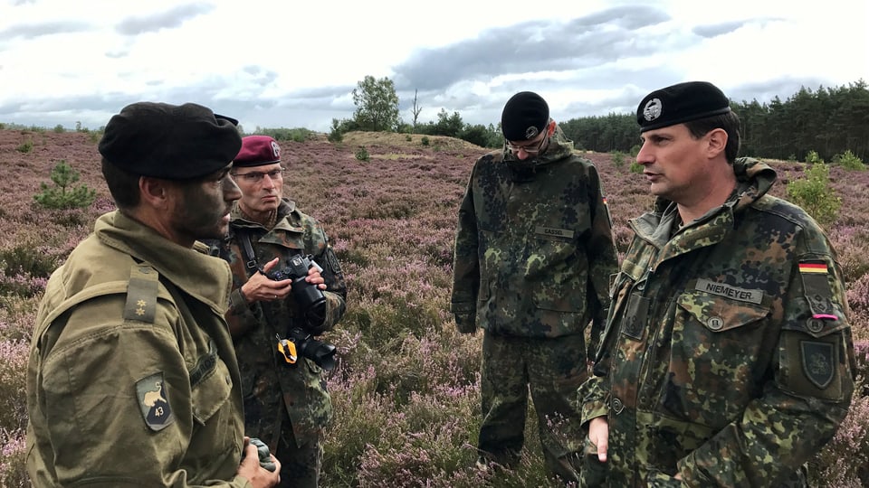 Vier Soldaten im Gespräch