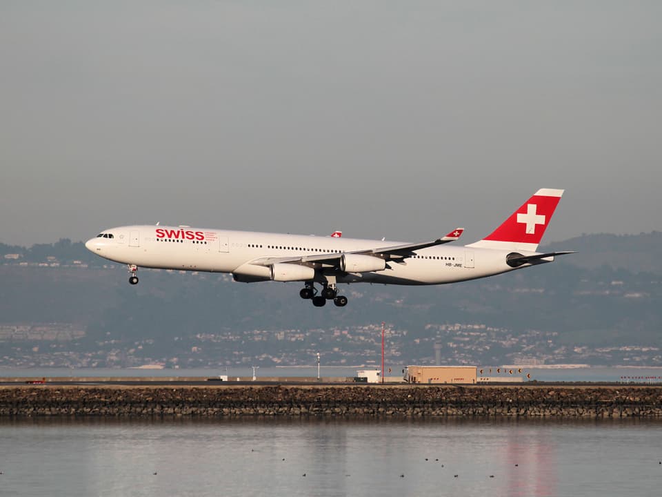 Ein Airbus A320 der Swiss beim Anflug auf San Francisco 