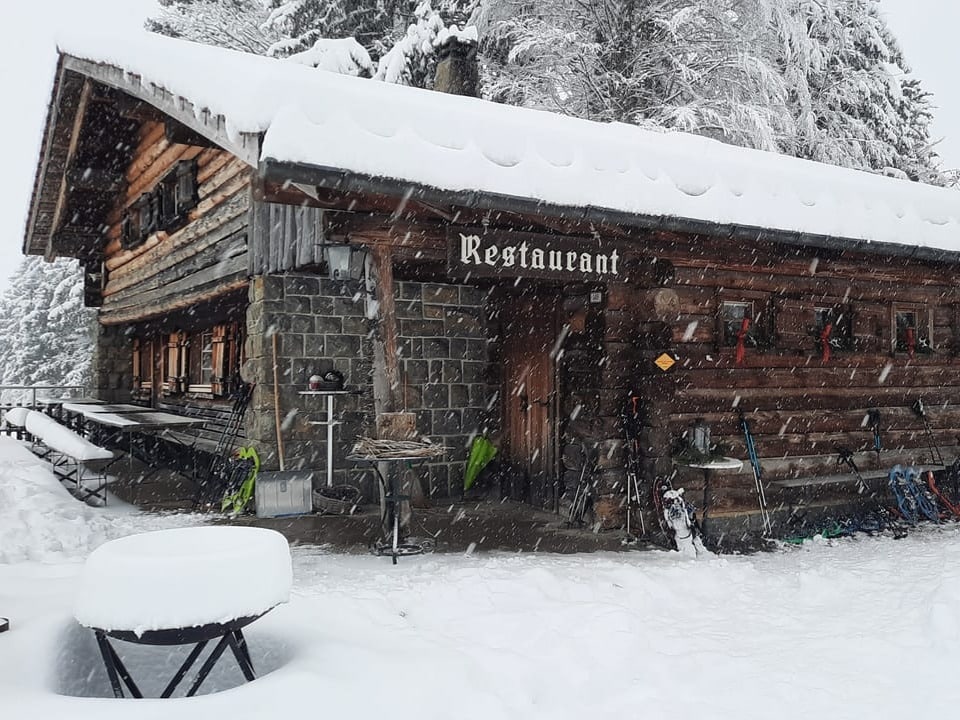Schnee auf Dach von Restaurant