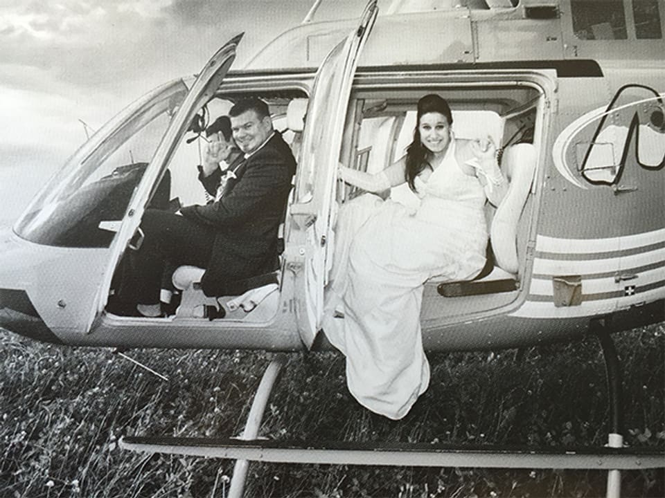 Hochzeitspaar im Helikopter
