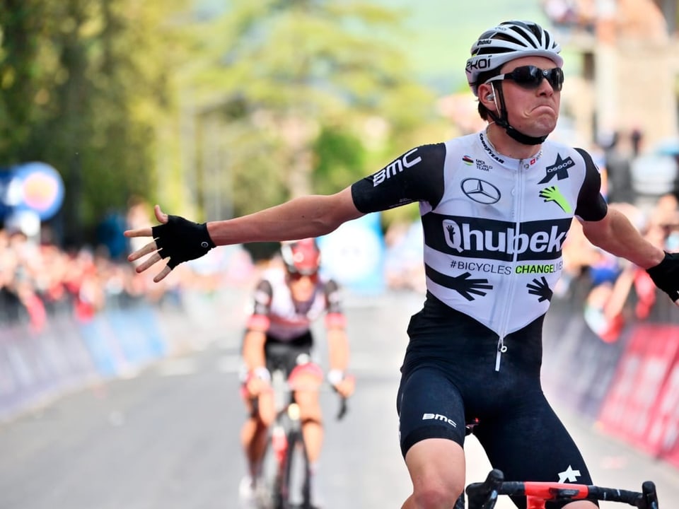 Am Giro d'Italia gewann er eine Etappe, nun wechselt Mauro Schmid das Team.
