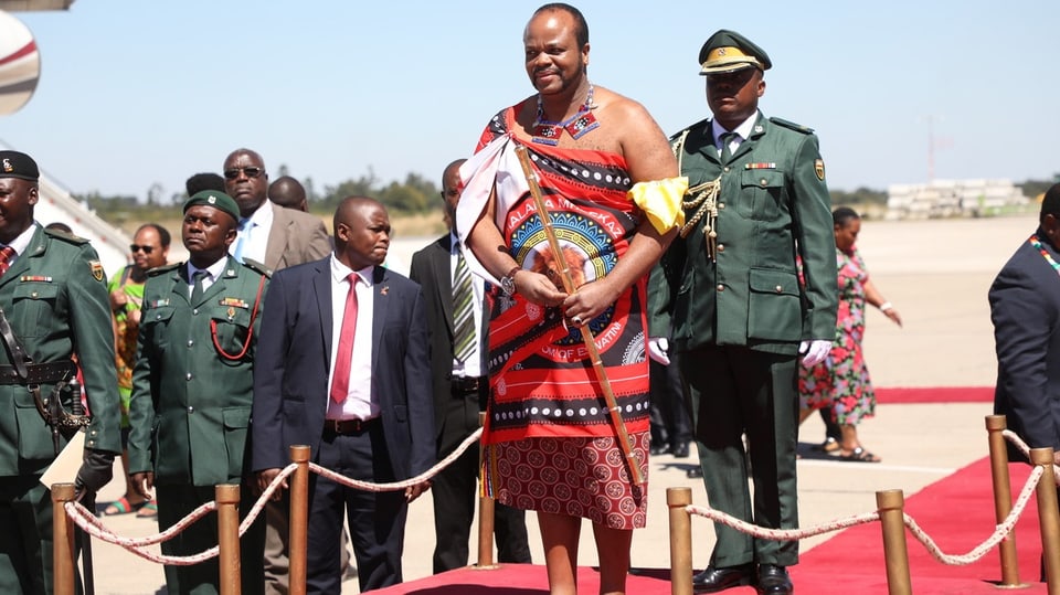 König Mswati III. bei einem Staatsbesuch in Simbabwe.