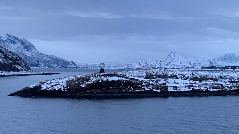 Monument an der norwegischen Küste auf der Höhe des Polarkreises auf 66,6 Grad Nord.