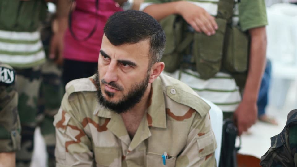 Zahran Allousch in Militärtarnanzug.