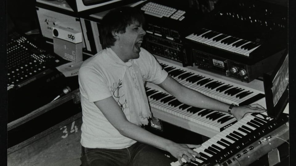 Ein Mann spielt auf einem Keyboard leidenschaftlich.