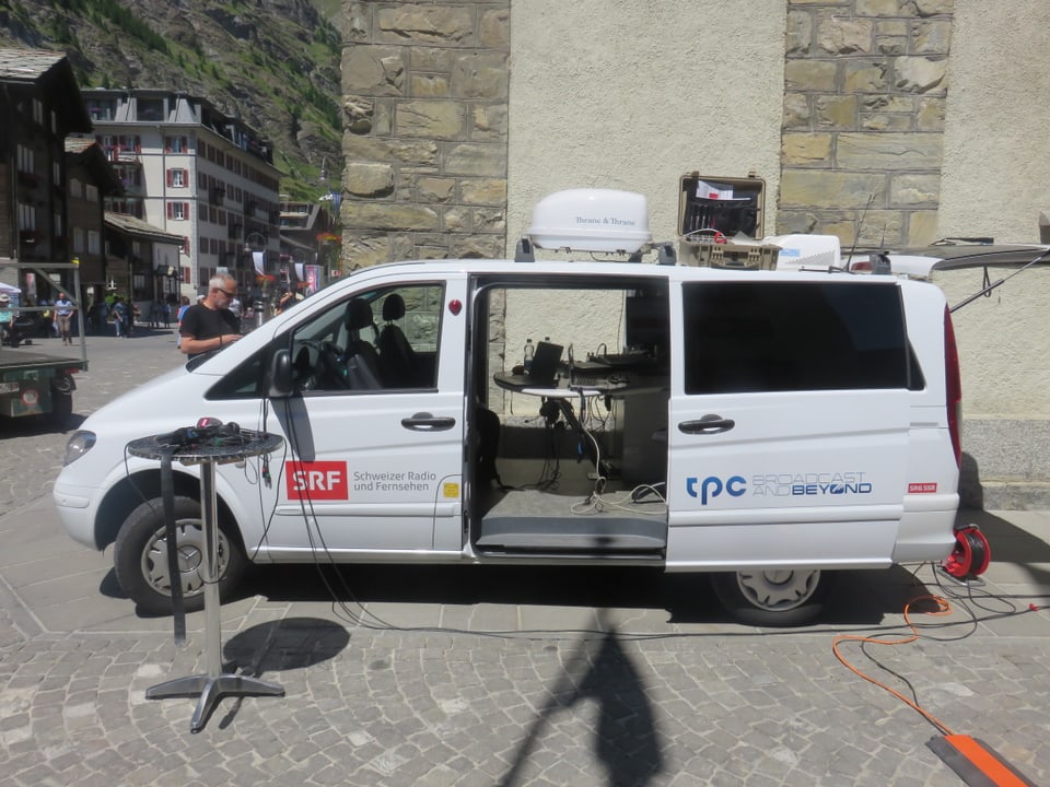 Der Sendewagen von Schweizer Radio SRF steht auf dem Zermatter Kirchplatz. 