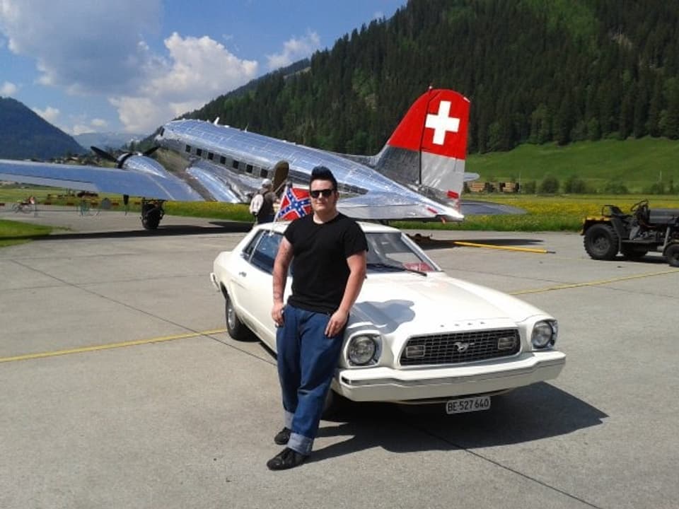 Ford Mustang, Mann posiert auf der Haube, Tante Ju - das Flugzeug - im Hintergrund