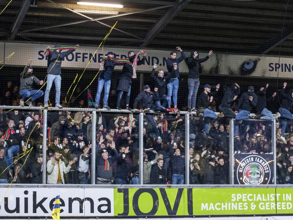 Nijmegen-Fans hängen in den Seilen