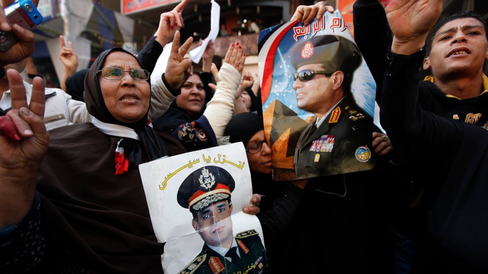 Anhänger halten das Konterfei von General Sisi. 