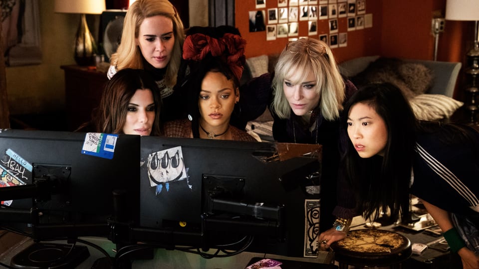 Frauen schauen in einen Computer.