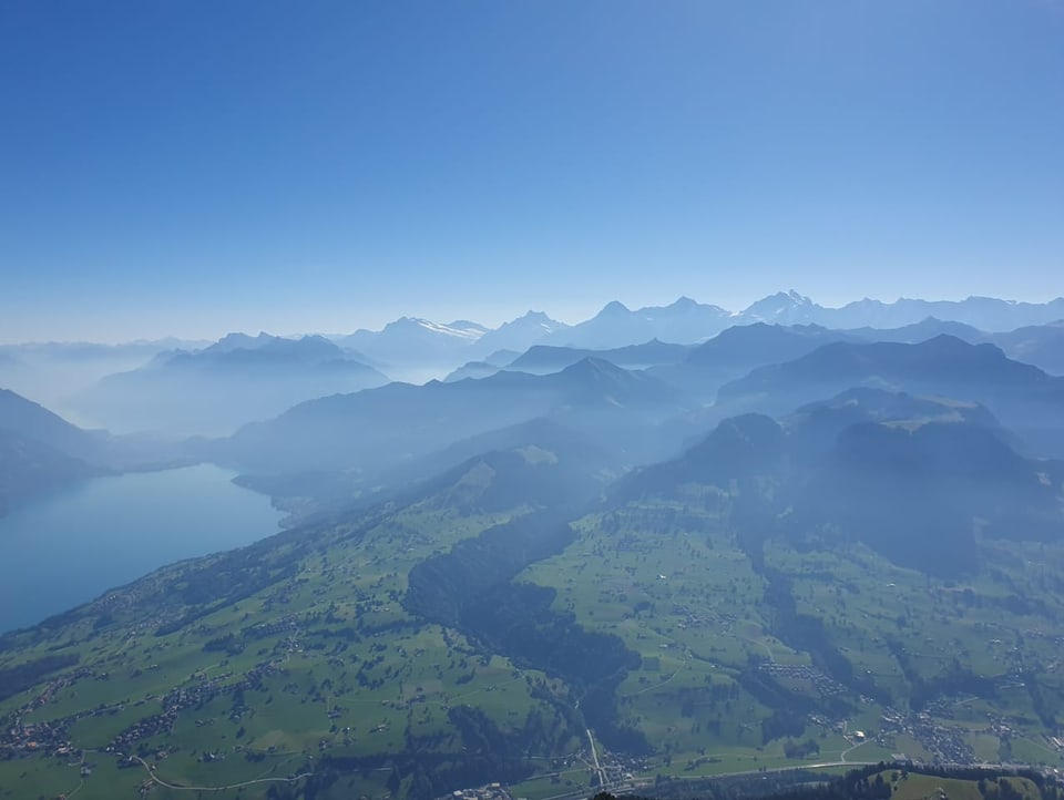 Blick von Bergspitze auf umliegende Landschaf