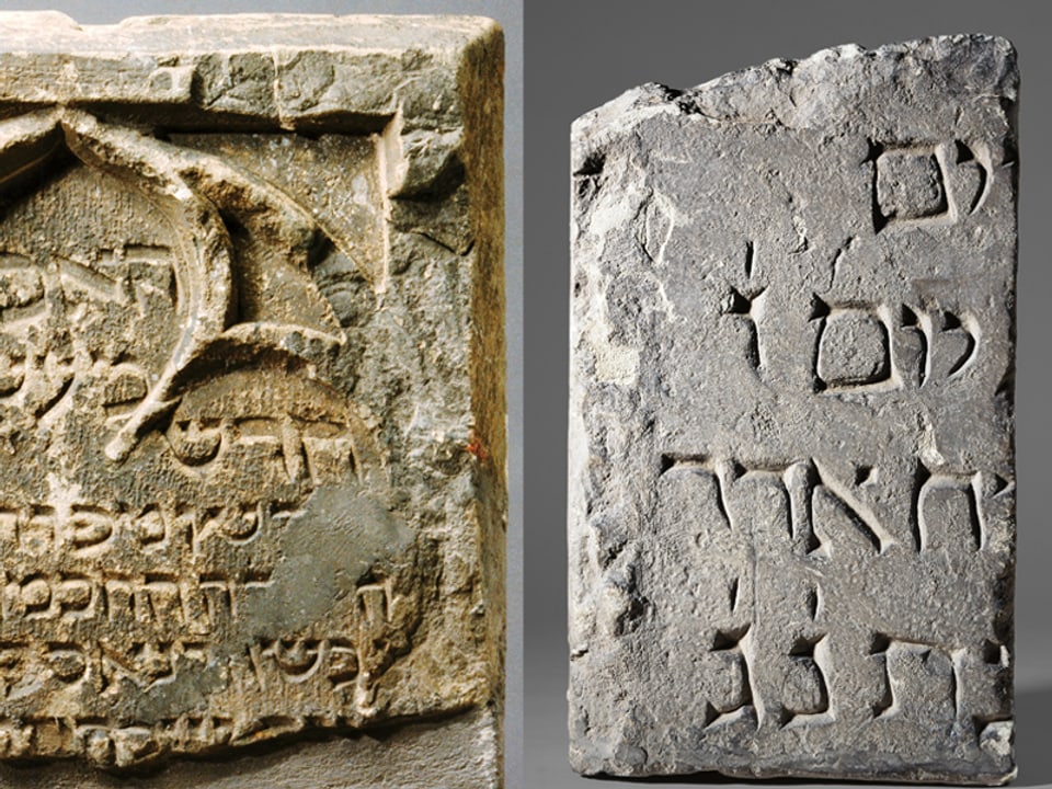 Steintafeln mit gemeisselten Schriftzeichen.