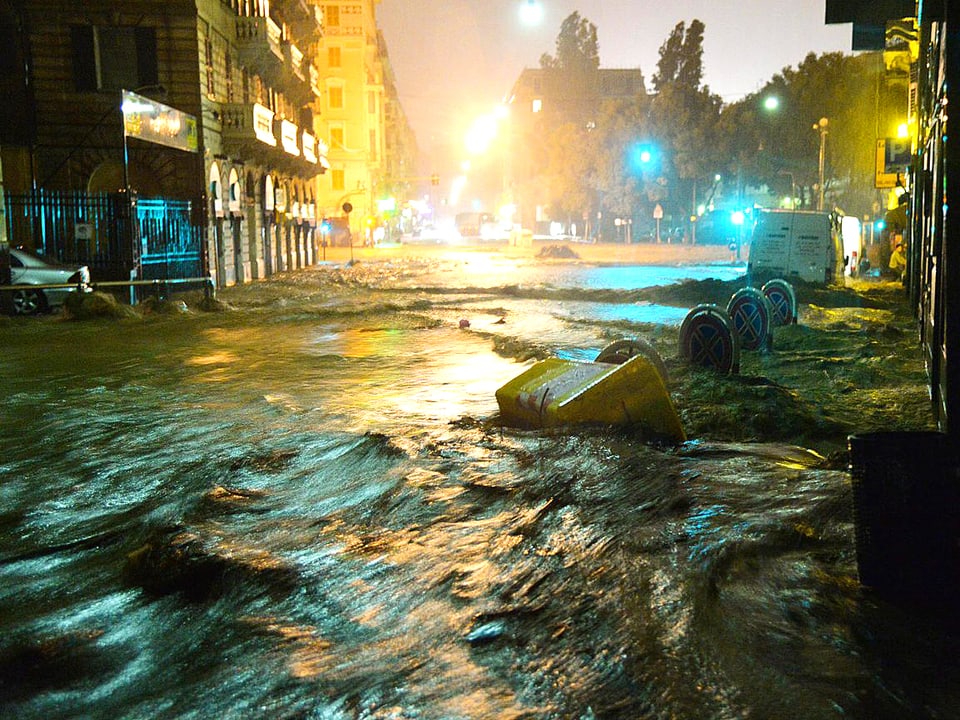 Eine überschwemmte Strasse in Genua in gespenstig blauer Beleuchtung.