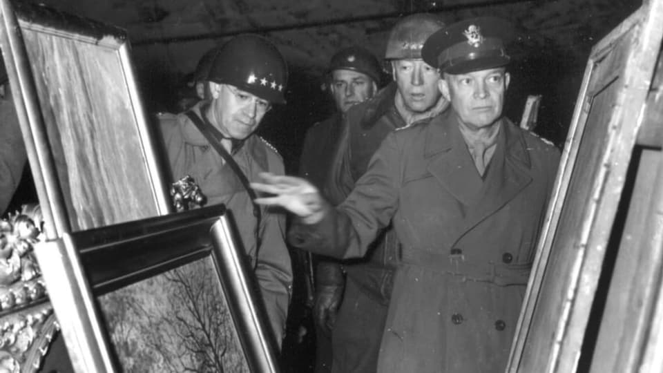 US-Präsident Dwight D Eisenhower inspiziert gestohlene Kunstwerke in einer Deutschen Salzmine.