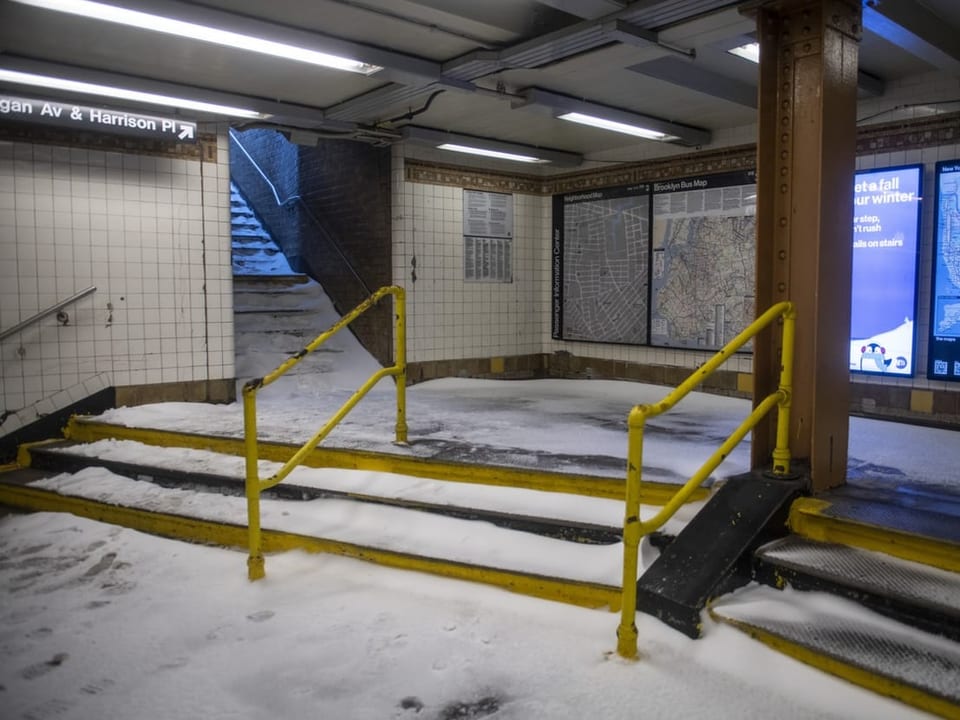 Ein Eingangsbereich einer Subway ist schneebedeckt.