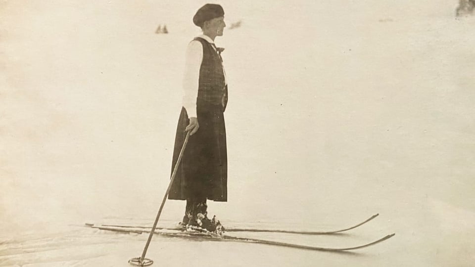 ein schwarz-weiss Bild einer Frau auf Skiern