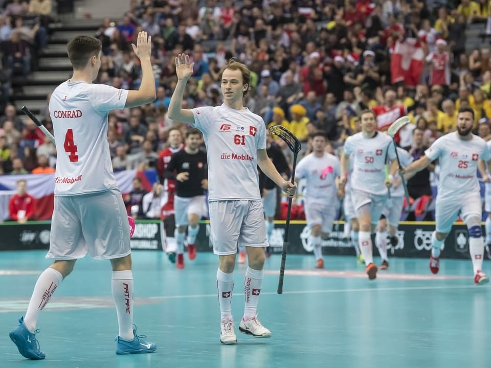 Gehörte auch gegen Tschechien zu den Torschützen Schweizer Spieler klatschen ab.