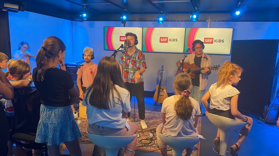 Kinder und «Luusbuebe» im Radiostudio.