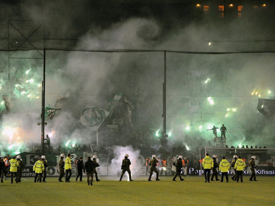 Panathinaikos-Fans feuern Pyros ab