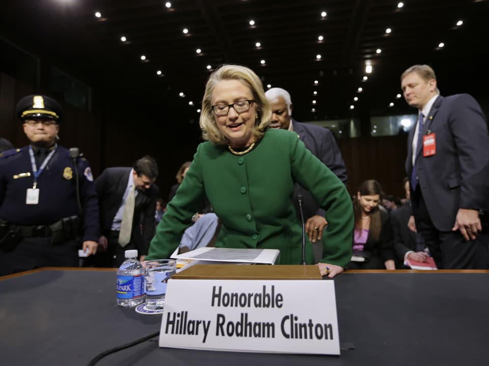 US-Aussenministerin Hillary Clinton nimmt vor ihrer Befragung im Senat auf einem Stuhl platz.