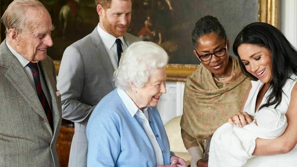 Queen schaut sich das Baby an.