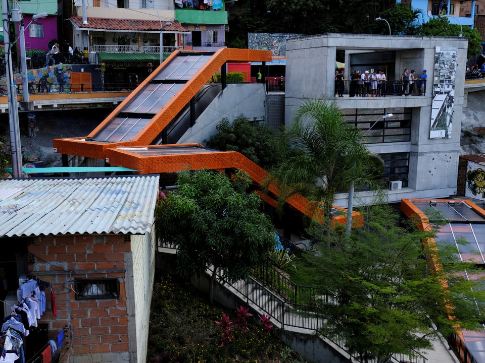 Das Bild zeit ein Armenviertel in Medellin, welches über eine eigene Rolltreppe verfügt. 