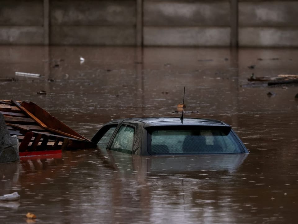 Auto in den Fluten, bis unters Dach im Wasser
