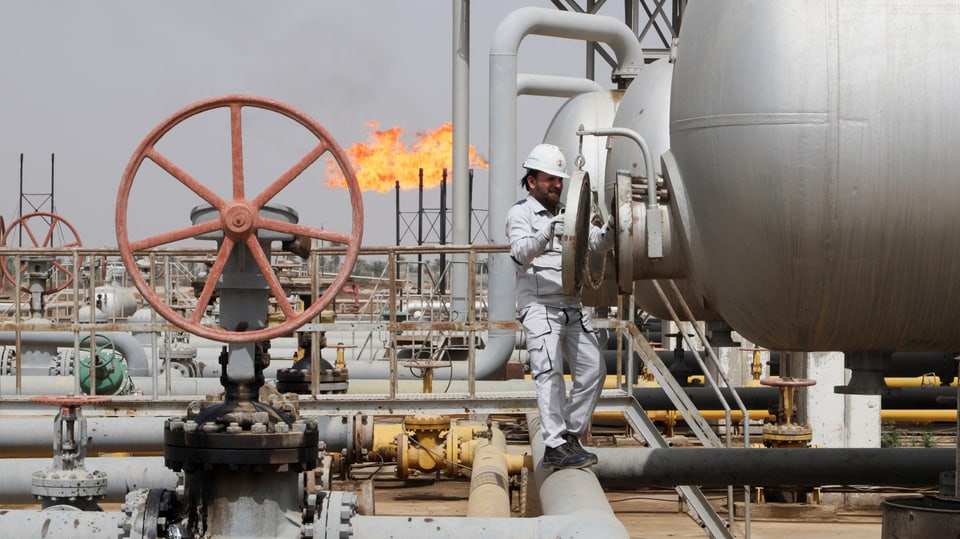 Ein Arbeiter in einem Ölfeld im Irak