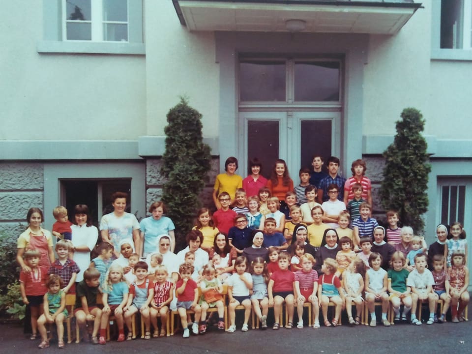 Ein Gruppenfoto mit vielen Kindern.