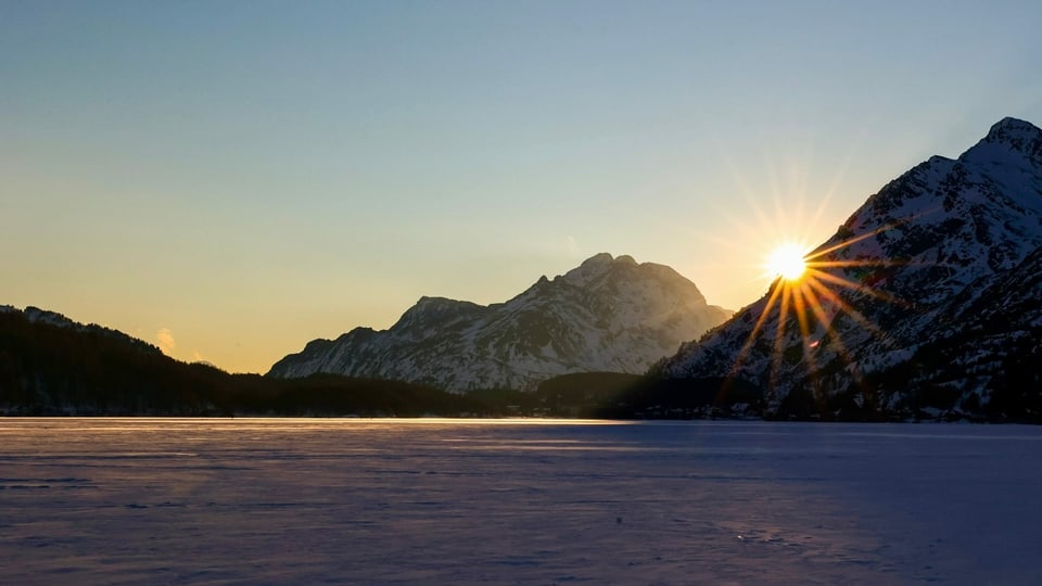 Sonnenuntergang über dem gefrorenen Silsersee.