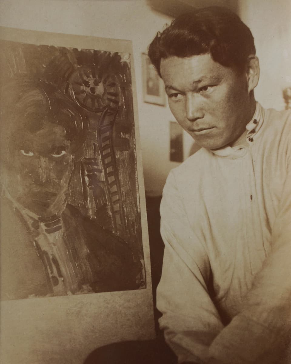 Der Maler Ural Tansykbaev vor neben seinem Selbstporträt, Fotografie eines unbekannten Fotografen.