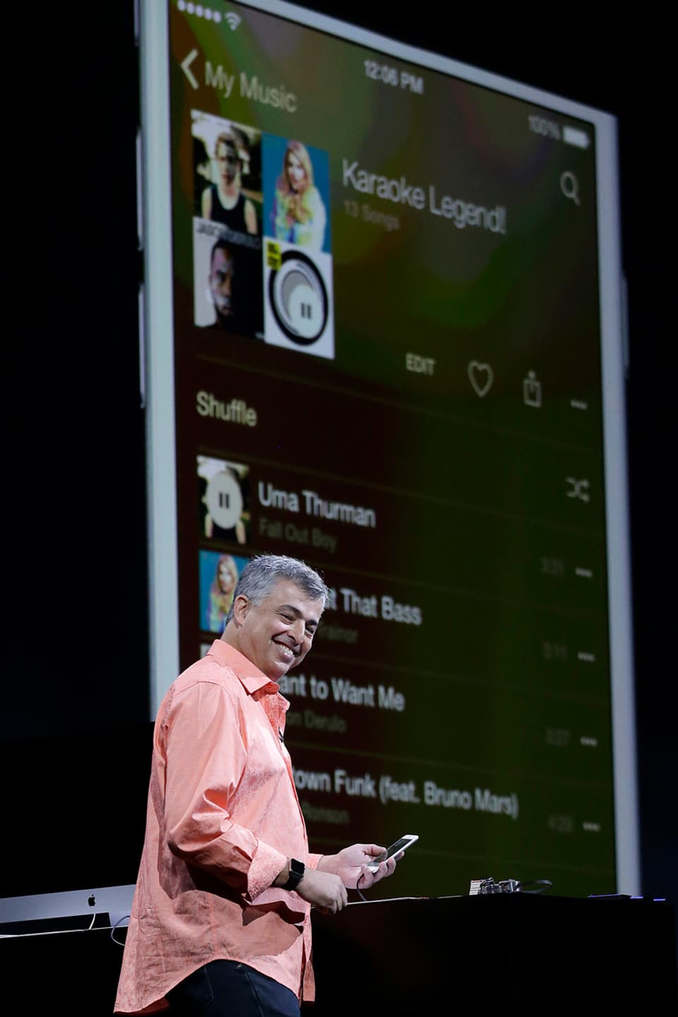 Apple VP für Software Eddy Cue führt Apple Music vor.