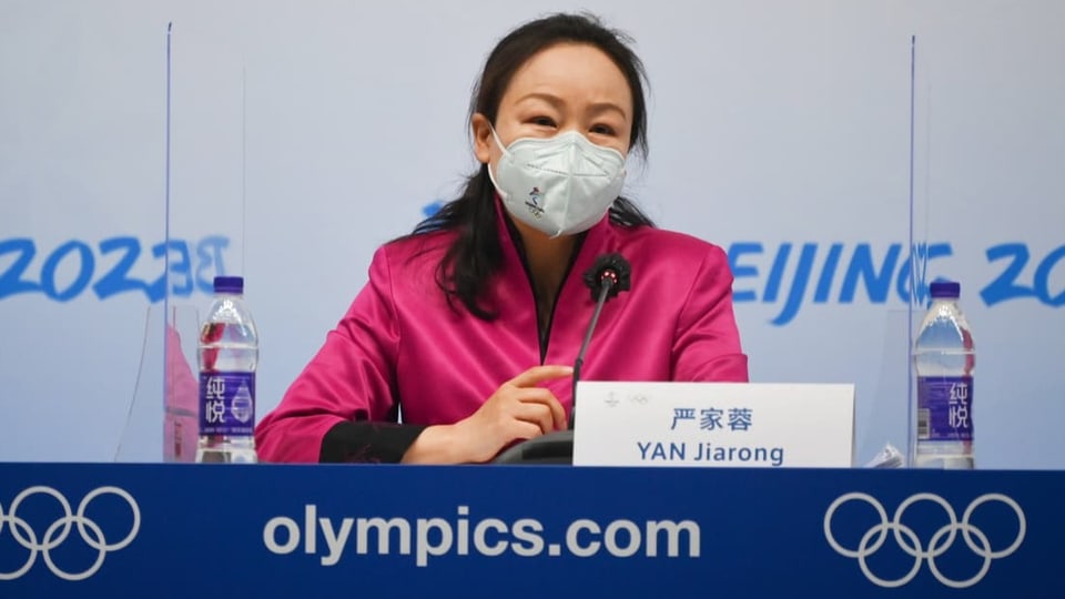 Die chinesische Sprecherin der Winterspiele, Yan Jiarong, vor dem Mikrofon.