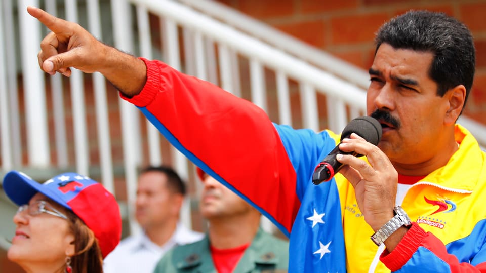 Maduro spricht zu seinen Anhängern. Er trägt eine Trainingsjacke in den Farben der venzolanischen Flagge.