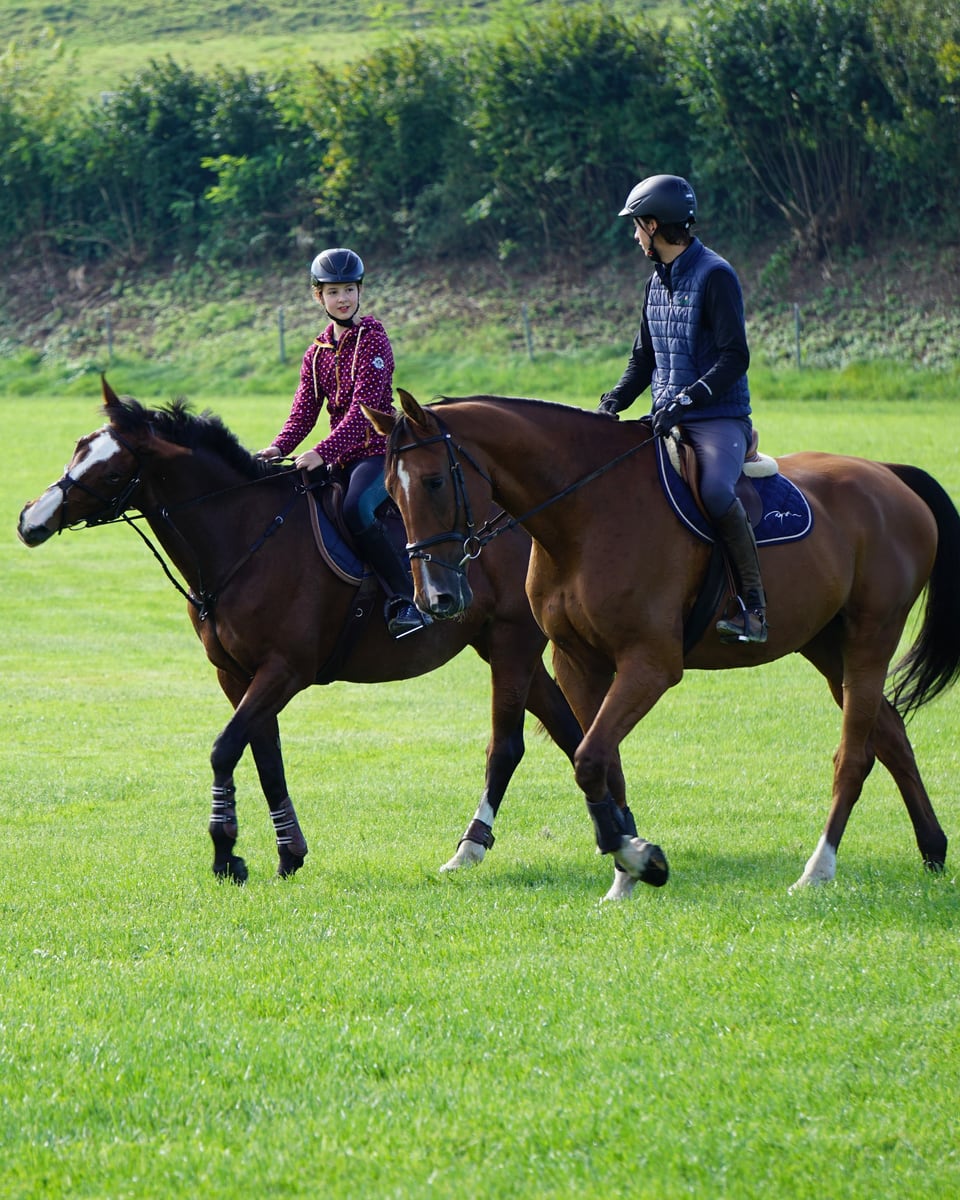 Luna und Martin Fuchs auf der Weide.