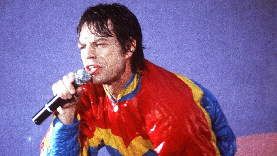 Mick Jagger in einem sehr bunten Outfit aus Ballonseide