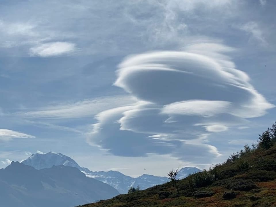 Linsenwolken über Alpen