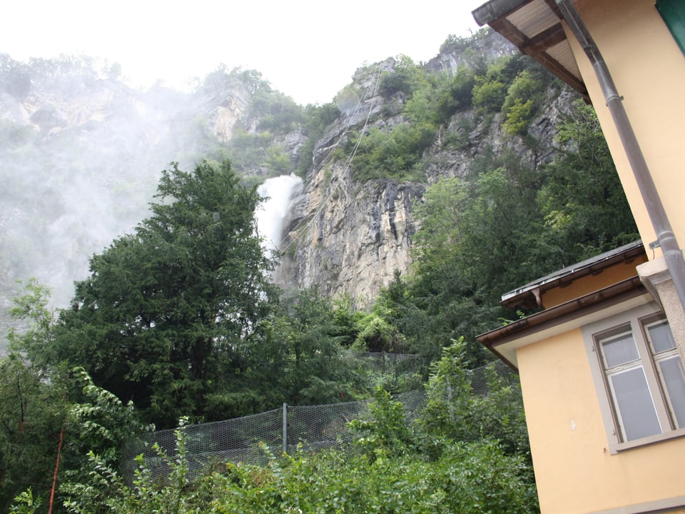 Blick von unten auf das Wasserkraftwerk Muslen. 