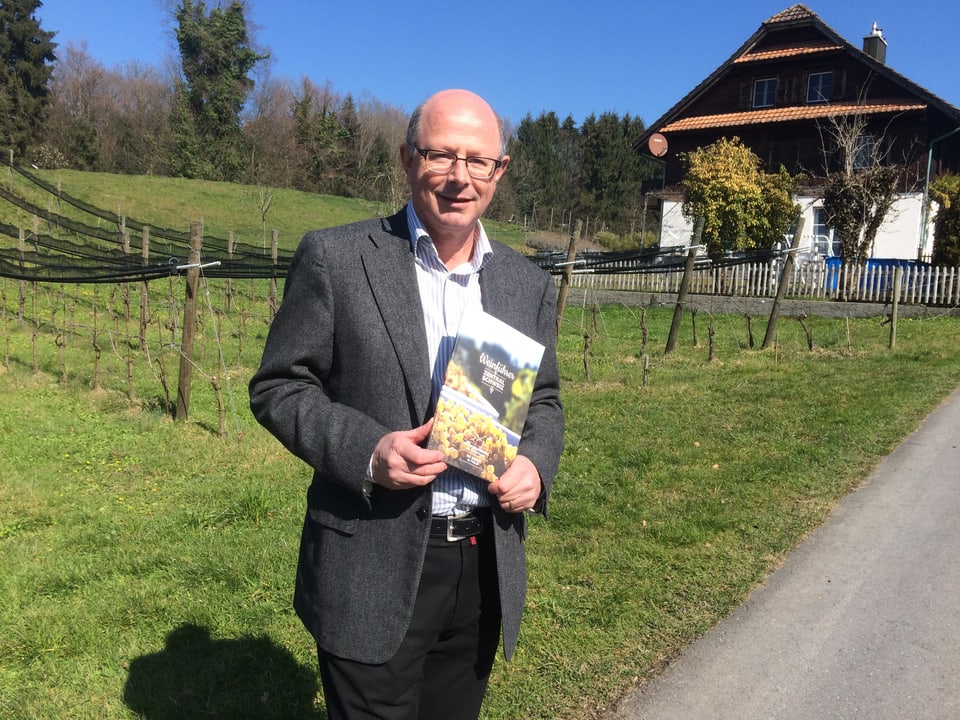 Beat Felder mit dem «Weinführer Zentralschweiz»