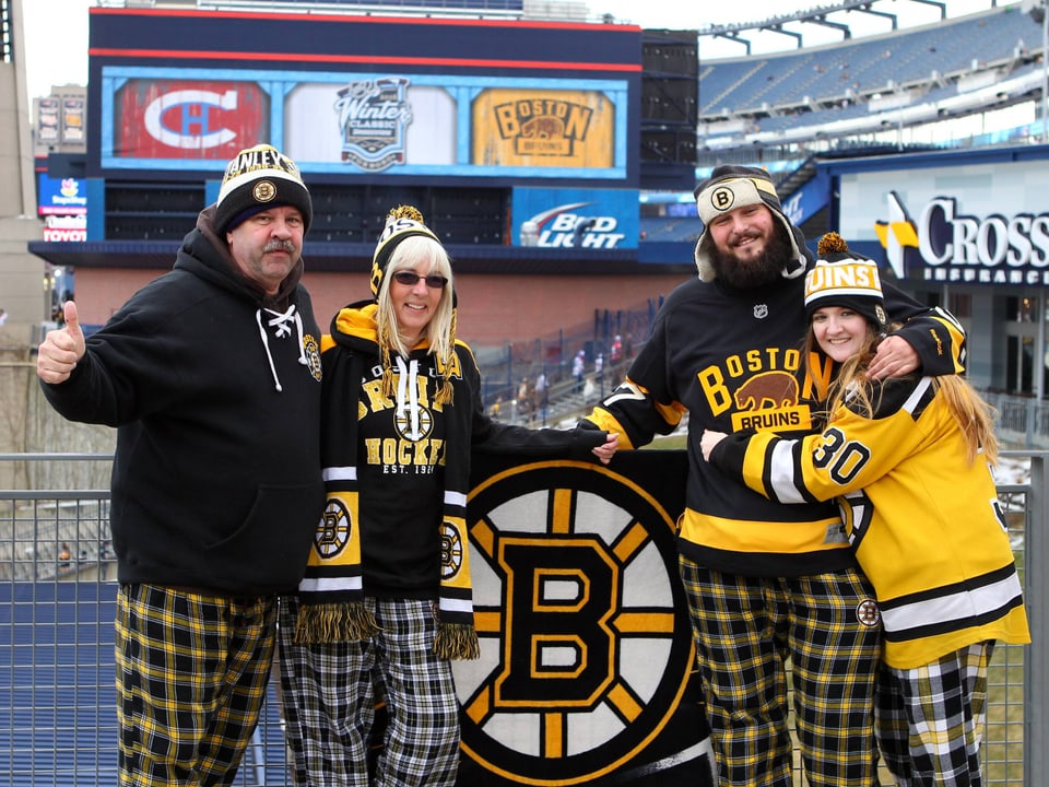 Fans der Boston Bruins vor dem Stadion