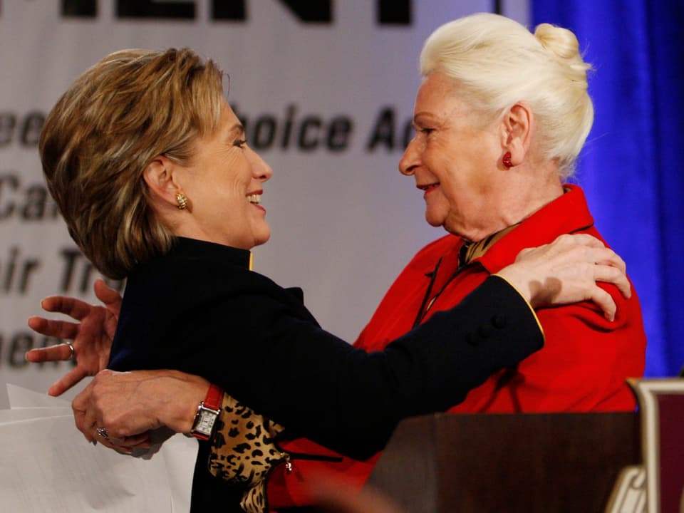 Hillary Clinton und Barbara J. Easterling umarmen sich